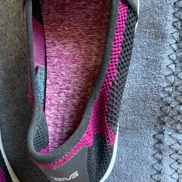 Teva Flats in a cool black and purple - Picture 5 of 5